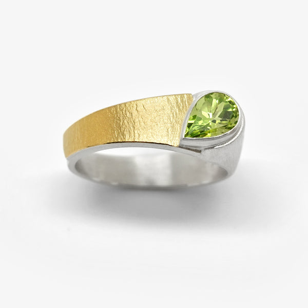PEAR SIDE RING - PERIDOT