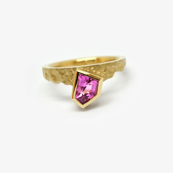 YELLOW GOLD TREASURE RING - ASYMMETRIC PINK SAPPHIRE