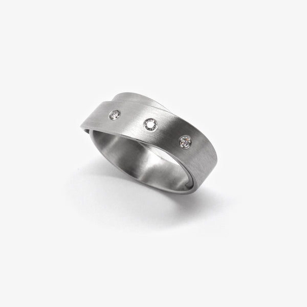 RIBBON RING + DIAMONDS