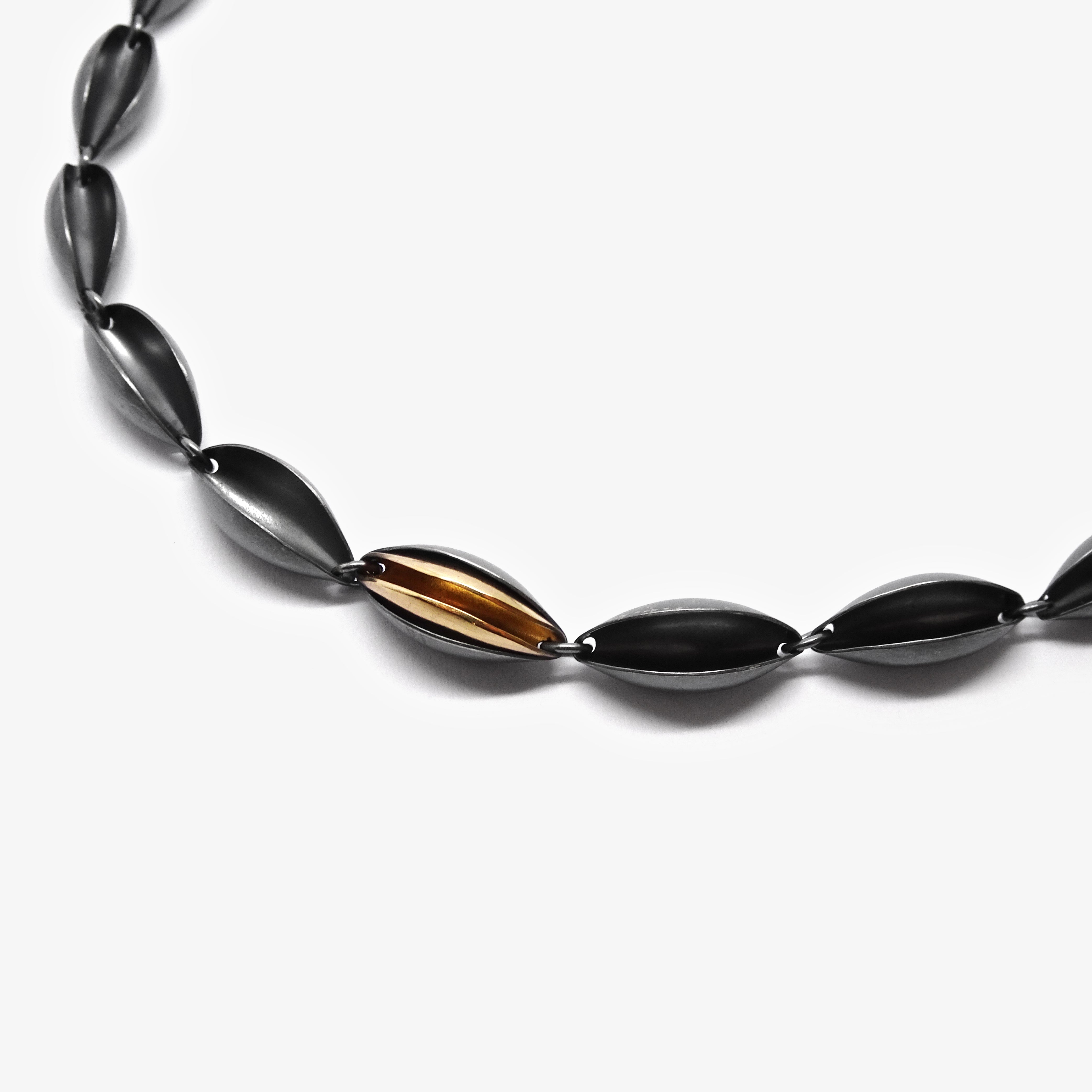 BLACK SHELLS NECKLACE - 1 AU ELEMENT
