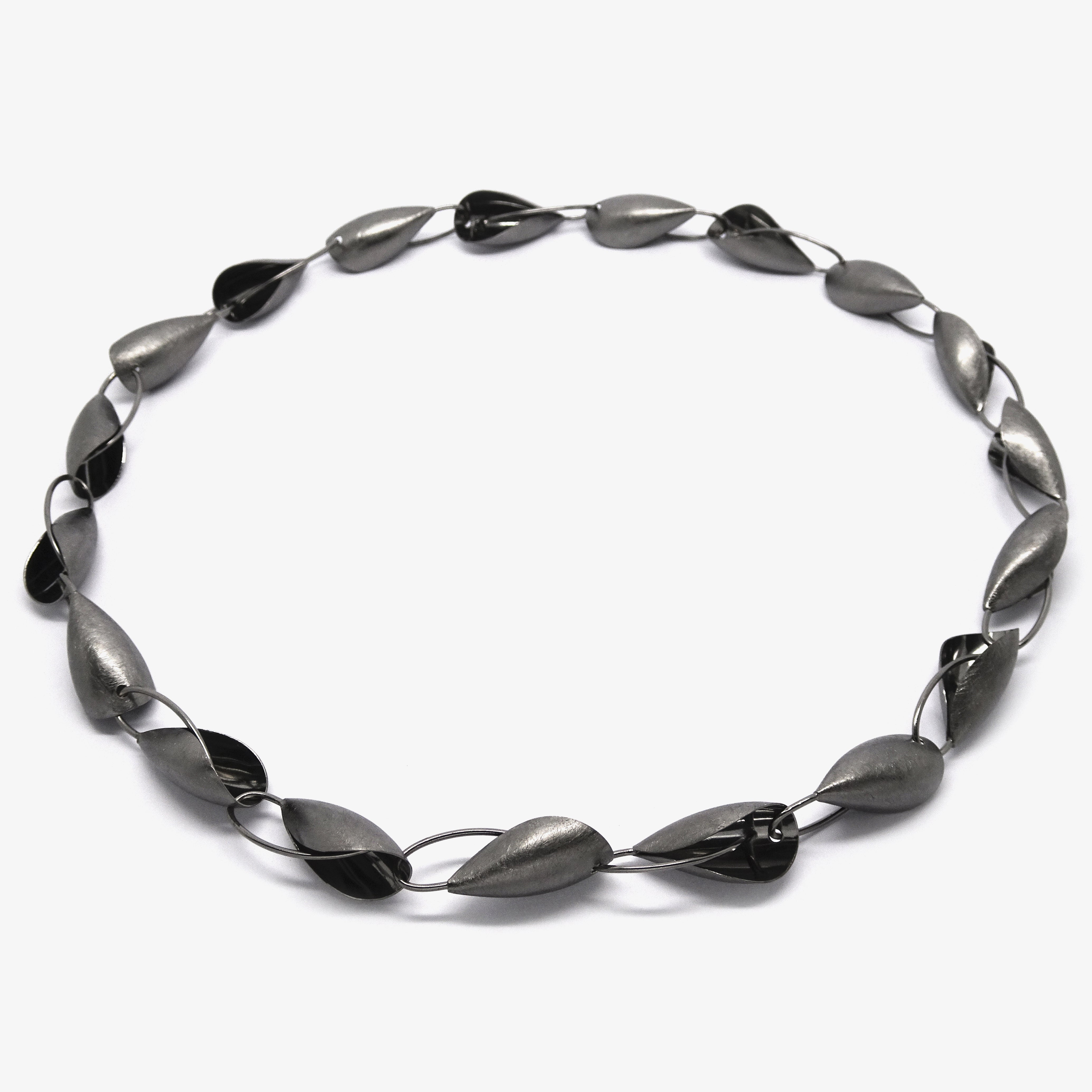 BLACK KAURIE NECKLACE