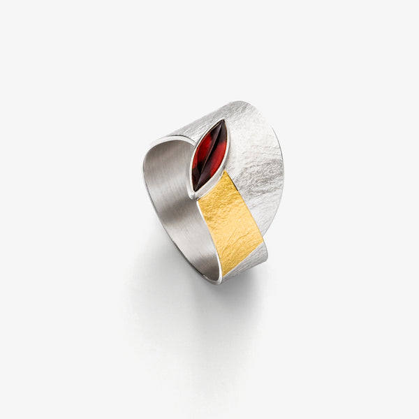GARNET WAVE RING